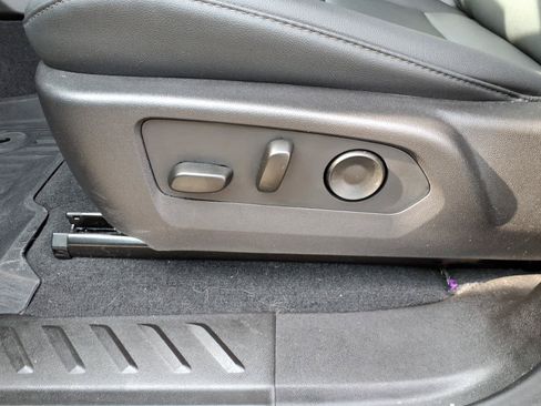 Used 2025 Chevrolet Colorado Trail Boss AWD/4WD image 16