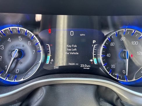 Used 2021 Chrysler Pacifica Touring FWD image 13