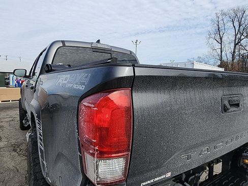 Used 2017 Toyota Tacoma TRD Off-Road image 10