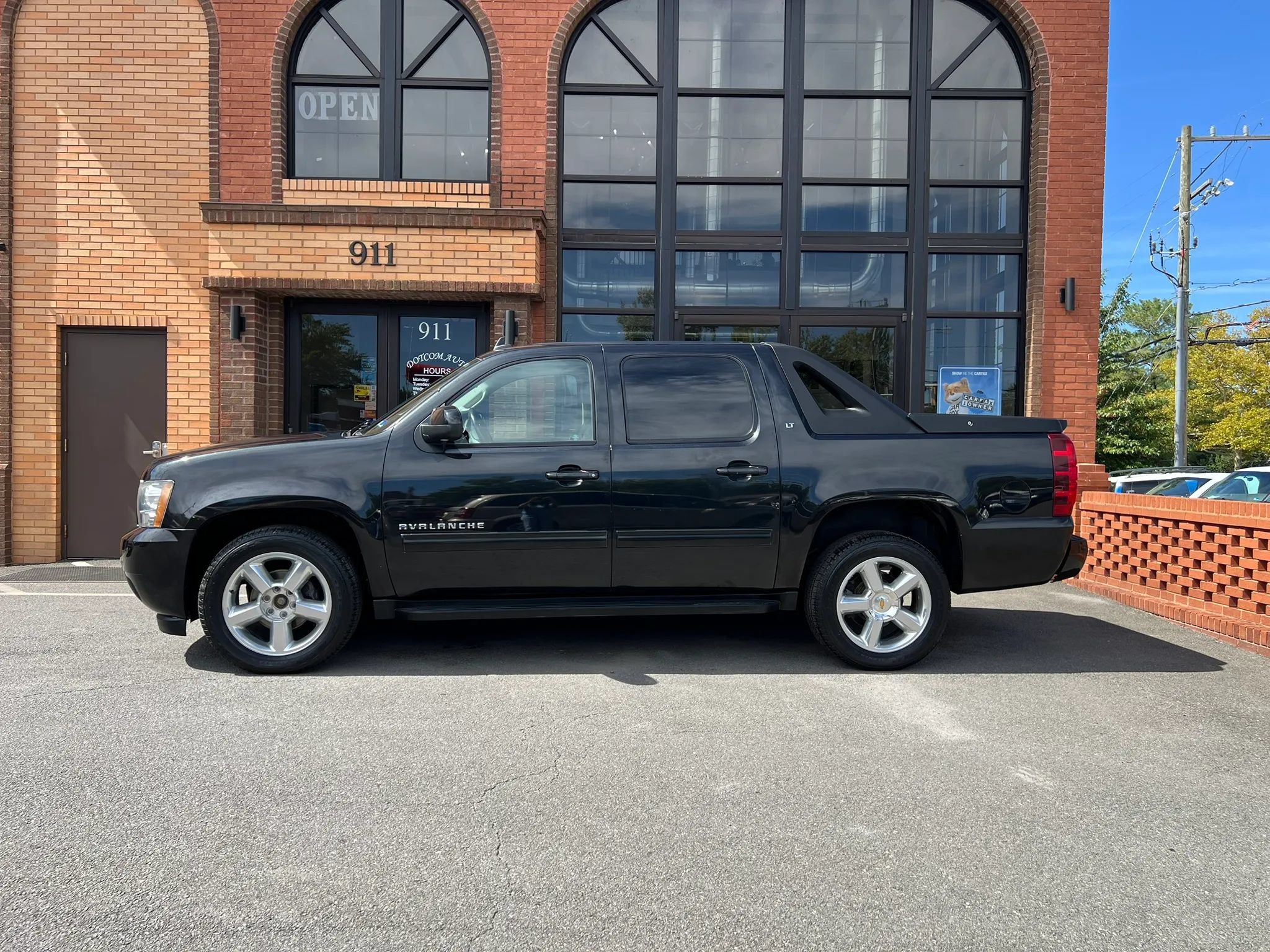 Used 2010 Chevrolet Avalanche LT w/ Luxury Package AWD/4WD image 4