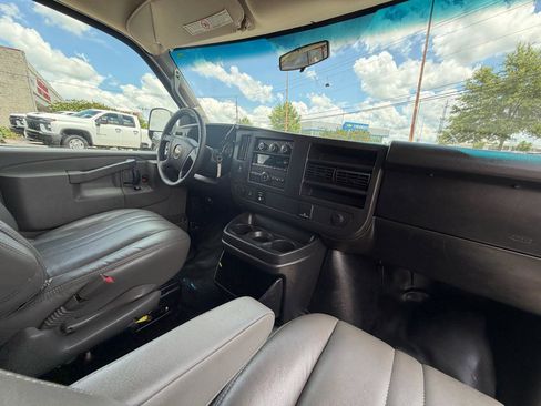 Used 2017 Chevrolet Express 2500 RWD image 33