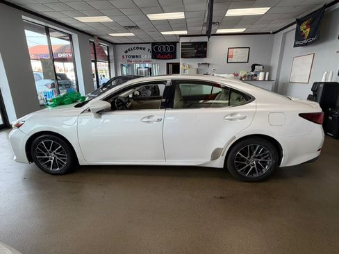 Used 2017 Lexus ES 350 w/ Luxury Package FWD image 9