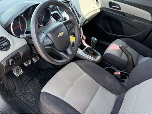 Used 2013 Chevrolet Cruze LS image 9