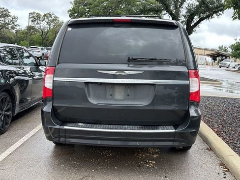 Used 2014 Chrysler Town & Country Touring-L w/ Driver Convenience Group FWD image 7