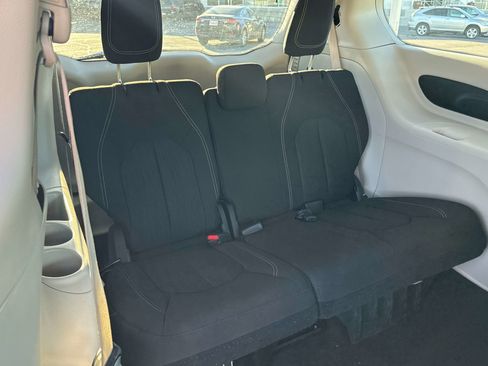 Used 2022 Chrysler Voyager LX image 17