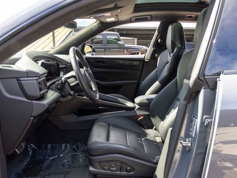 Certified 2025 Porsche Macan Turbo Electric AWD/4WD image 29