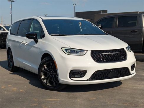 New 2026 Chrysler Pacifica Select image 2