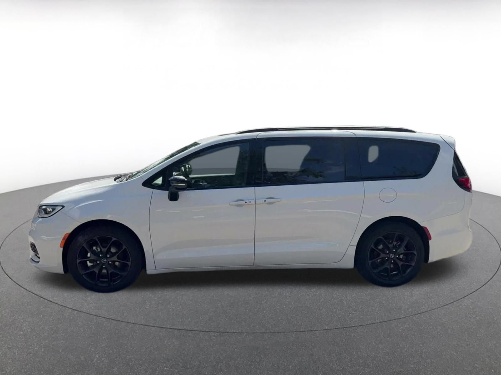 Used 2025 Chrysler Pacifica Limited FWD image 8