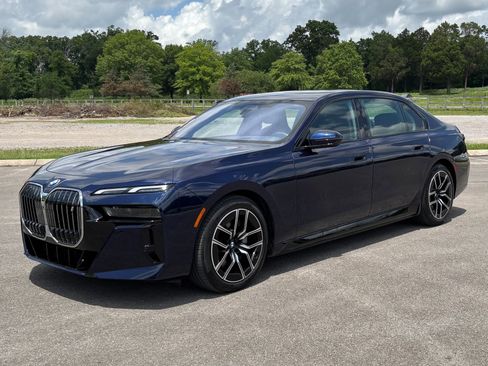 Used 2023 BMW i7 xDrive60 AWD/4WD image 2