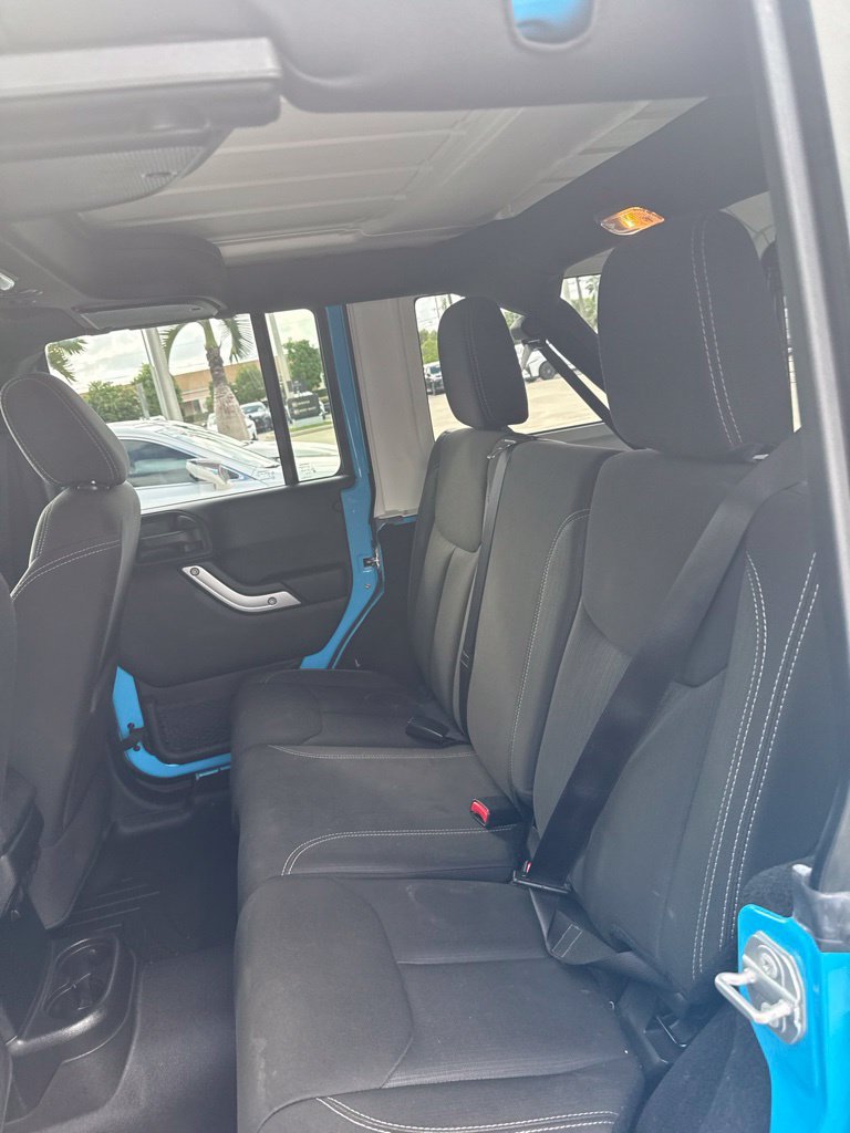 Used 2017 Jeep Wrangler Unlimited Sahara w/ Connectivity Group AWD/4WD image 6