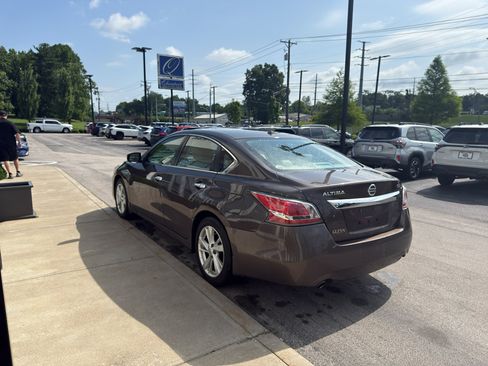 Used 2015 Nissan Altima 2.5 SL w/ Technology Package FWD image 5