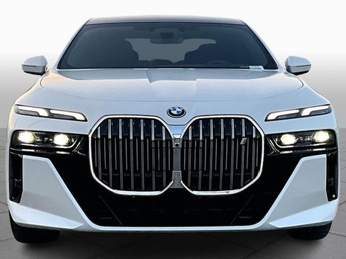Used 2025 BMW i7 xDrive60 w/ M Sport Package RWD image 3