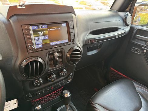 Used 2018 Jeep Wrangler Unlimited Rubicon AWD/4WD image 9