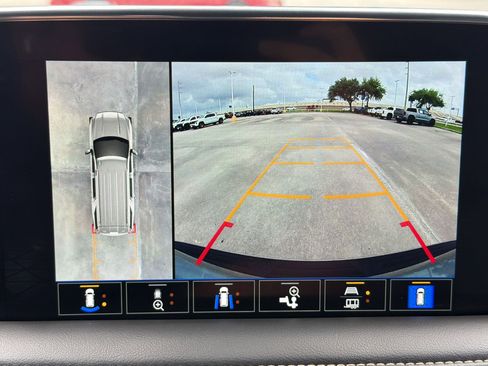 Used 2023 GMC Yukon SLT w/ SLT Luxury Package image 28