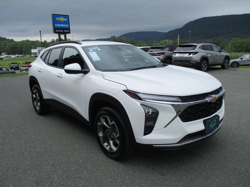 Used 2025 Chevrolet Trax LT w/ Driver Confidence Package FWD image 3