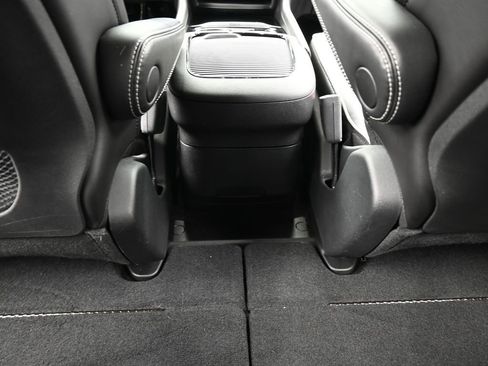 Used 2024 Chrysler Pacifica Limited w/ S Appearance Package image 43