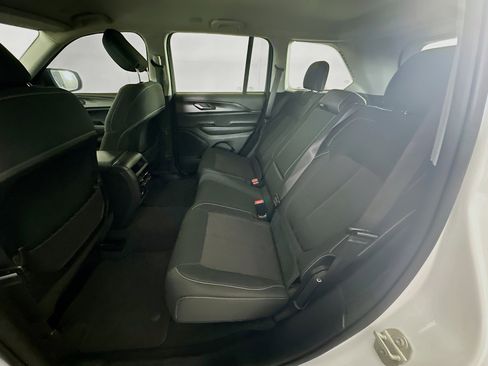 Used 2023 Jeep Grand Cherokee Laredo image 29