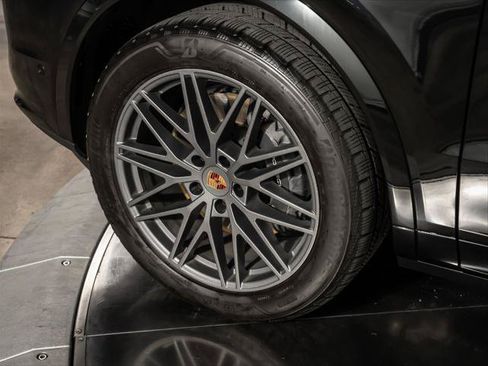 Used 2025 Porsche Cayenne AWD/4WD image 12