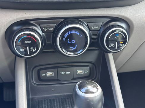 Used 2022 Hyundai Venue SEL FWD image 28