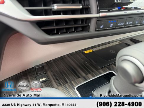 Used 2024 Toyota Sienna Limited AWD/4WD image 18