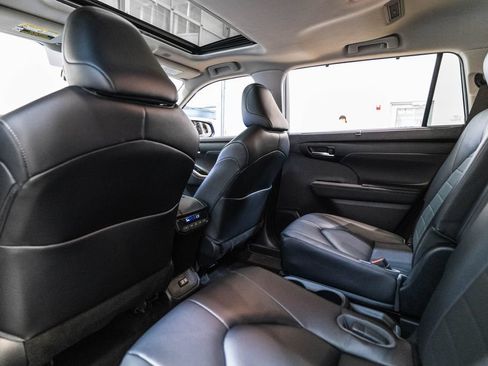 Used 2023 Toyota Highlander XLE AWD/4WD image 14