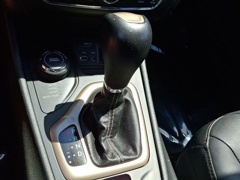 Used 2018 Jeep Cherokee Limited AWD/4WD image 14