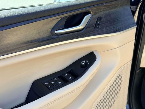 Used 2023 Jeep Grand Cherokee L Limited image 17