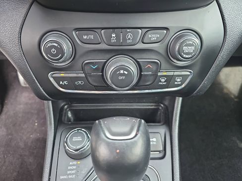 Used 2019 Jeep Cherokee Latitude Plus image 25