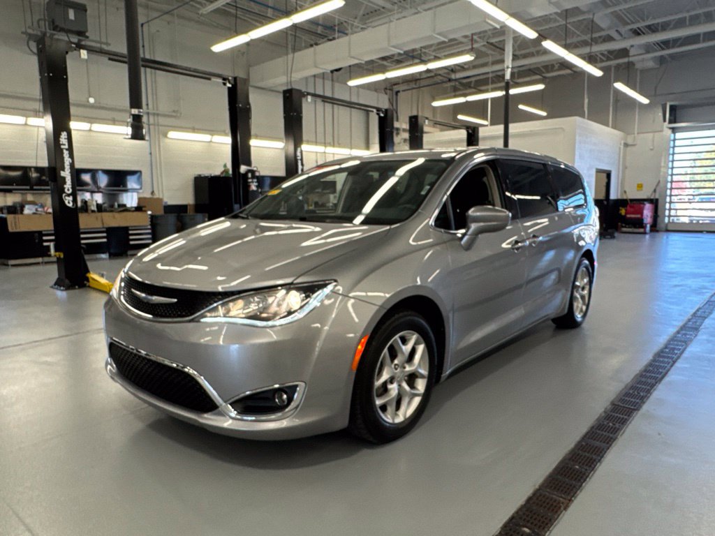 Used 2018 Chrysler Pacifica Touring Plus w/ Tire & Wheel Group FWD image 11