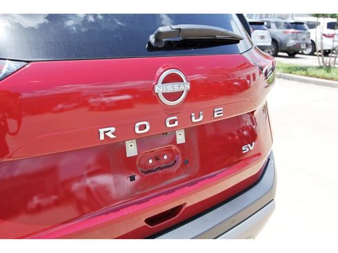 Used 2023 Nissan Rogue SV FWD image 9