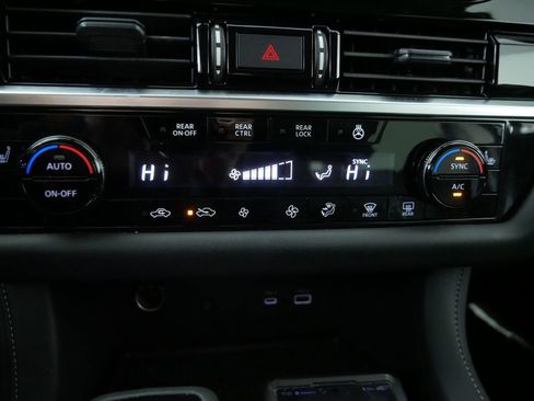 Used 2025 Nissan Pathfinder SL AWD/4WD image 30