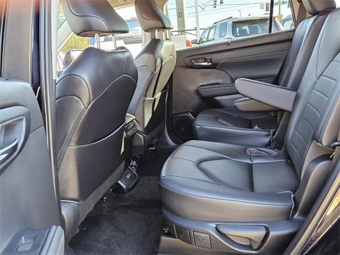 Used 2023 Toyota Highlander XLE image 6