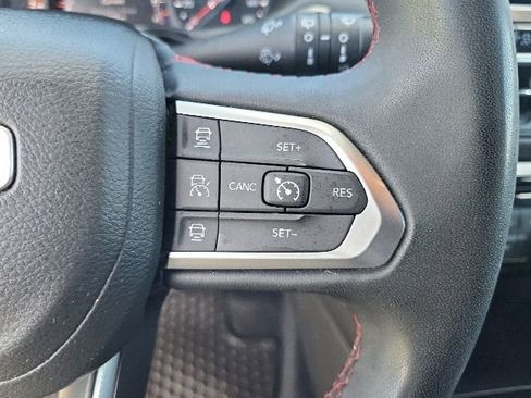 Used 2025 Jeep Compass Trailhawk AWD/4WD image 40