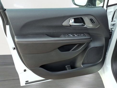 New 2026 Chrysler Pacifica Select image 16