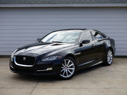 Used 2018 Jaguar XJ R-Sport image 10