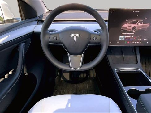 Used 2023 Tesla Model Y AWD image 5
