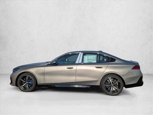 New 2026 BMW 550e xDrive w/ Premium Package image 5