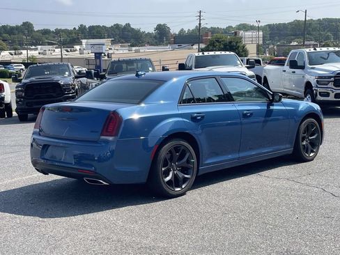Used 2022 Chrysler 300 Touring w/ Sport Appearance Package RWD image 8