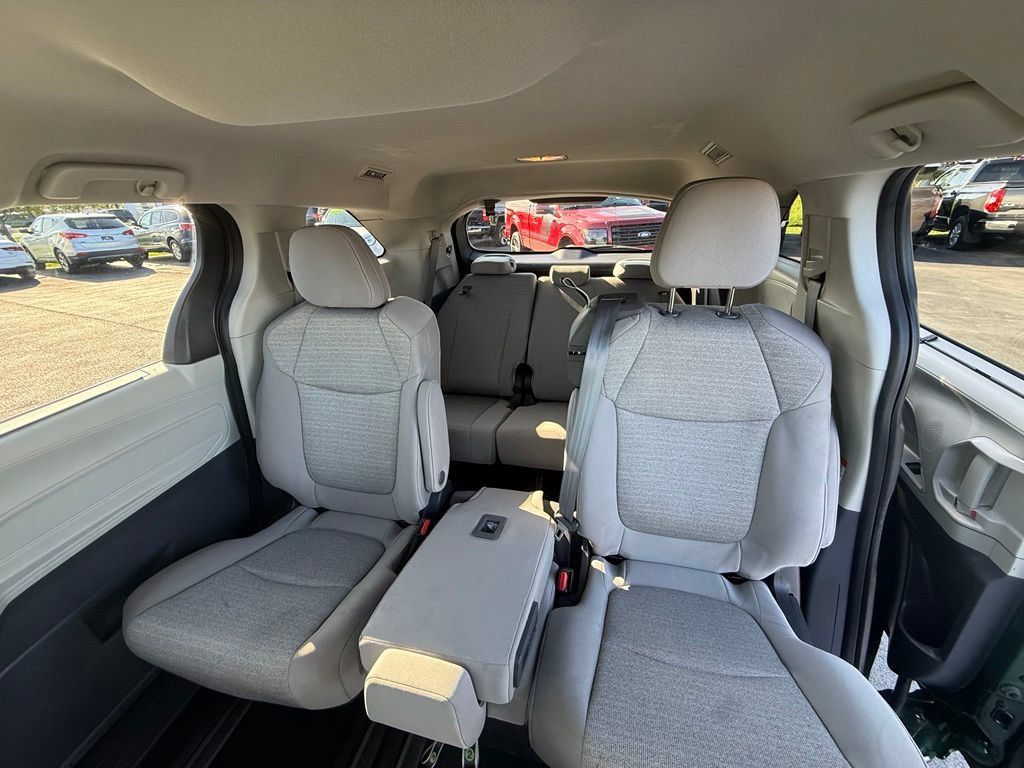 Used 2023 Toyota Sienna LE FWD image 9