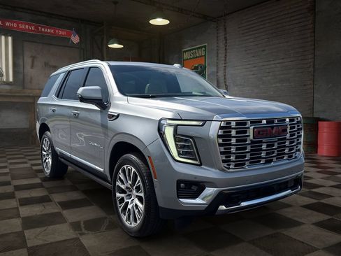 Used 2026 GMC Yukon Denali w/ Sun & Power Step Package AWD/4WD image 3