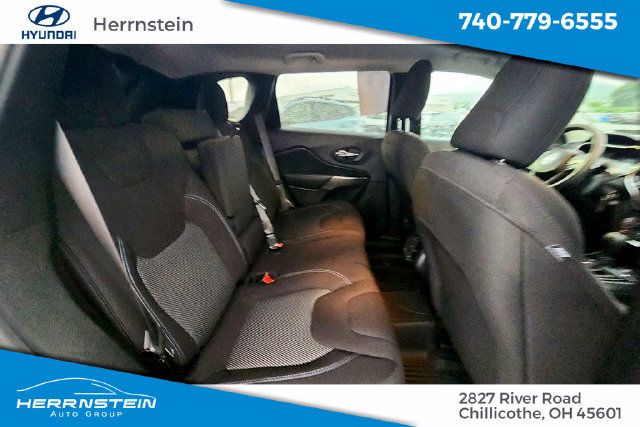 Used 2021 Jeep Cherokee Latitude w/ Mopar Interior Package AWD/4WD image 21