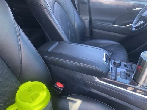 Used 2022 Toyota Highlander Platinum image 5