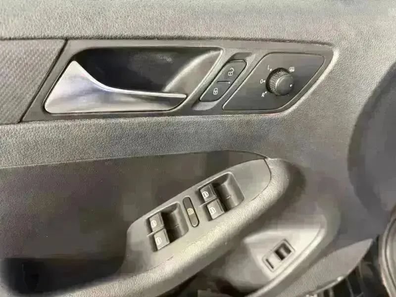 Used 2012 Volkswagen Jetta SE FWD image 18