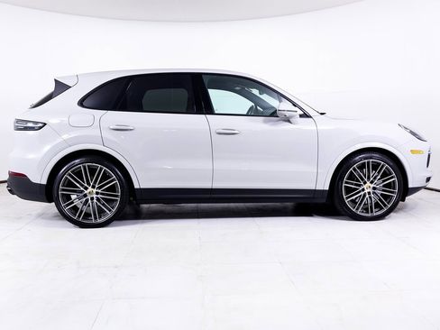 Certified 2023 Porsche Cayenne Platinum Edition image 28