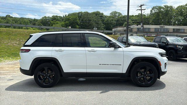 Used 2023 Jeep Grand Cherokee Altitude AWD/4WD image 5