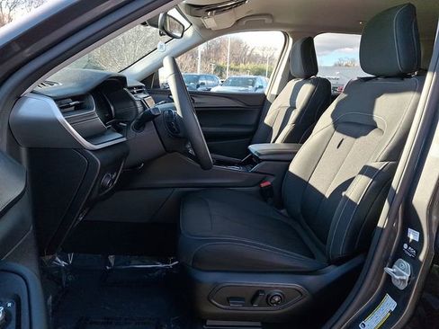 Used 2023 Jeep Grand Cherokee Laredo image 17