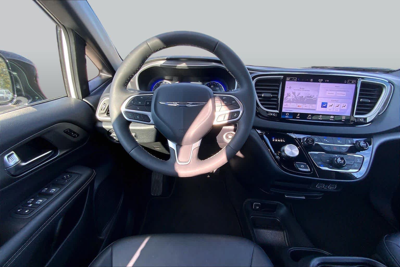 Used 2025 Chrysler Pacifica Select FWD image 6