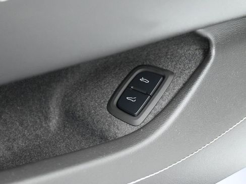 Used 2024 Chevrolet Corvette Stingray Convertible w/ Z51 Performance Package image 20