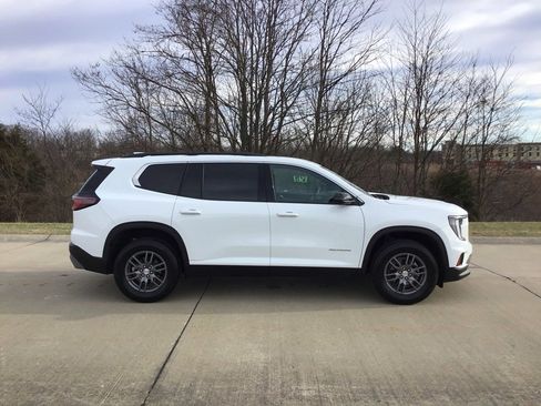 Used 2025 GMC Acadia Elevation image 2