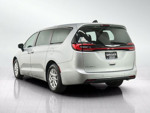 Used 2023 Chrysler Pacifica Touring-L FWD image 3